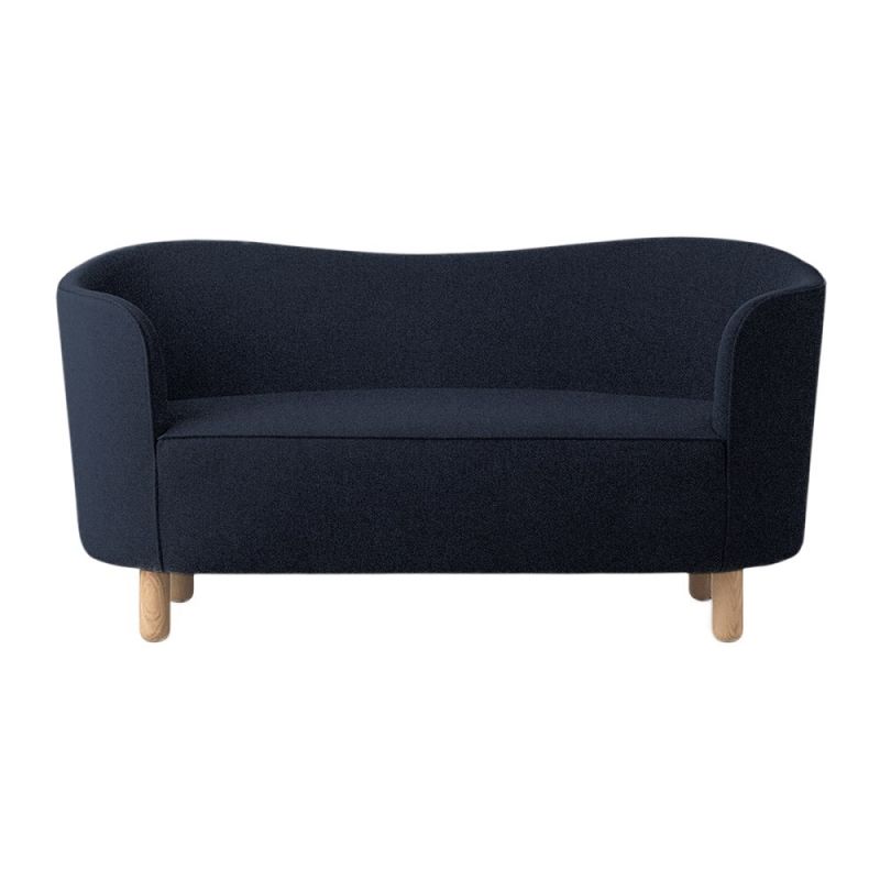 Dunkelblaues Mingle Sofa von Audo für zwei Personen mit hellen Holzfüßen.